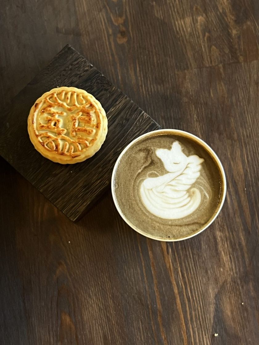 Latte art i ciastko księżycowe