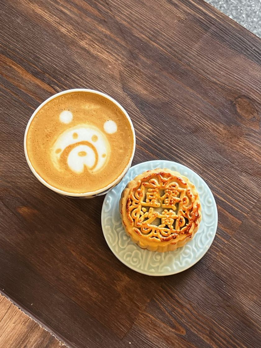 Latte z misiem i ciastko księżycowe